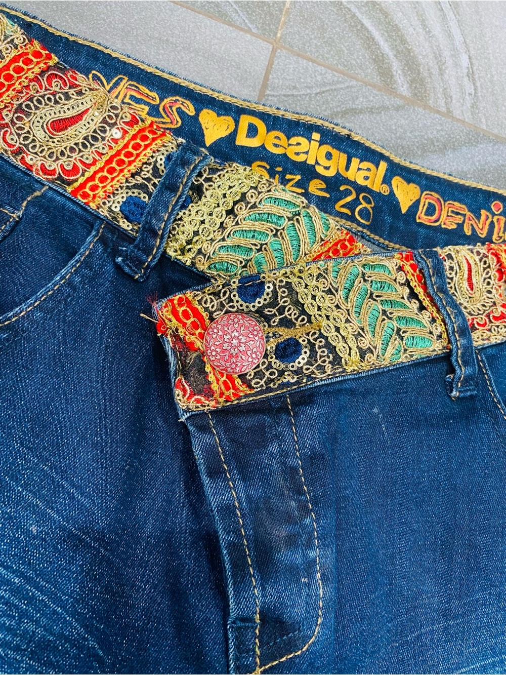 Women’s Desigual Embroidered Embellished Waistband Dark Denim Straight Jeans 28 - Picture 3 of 7